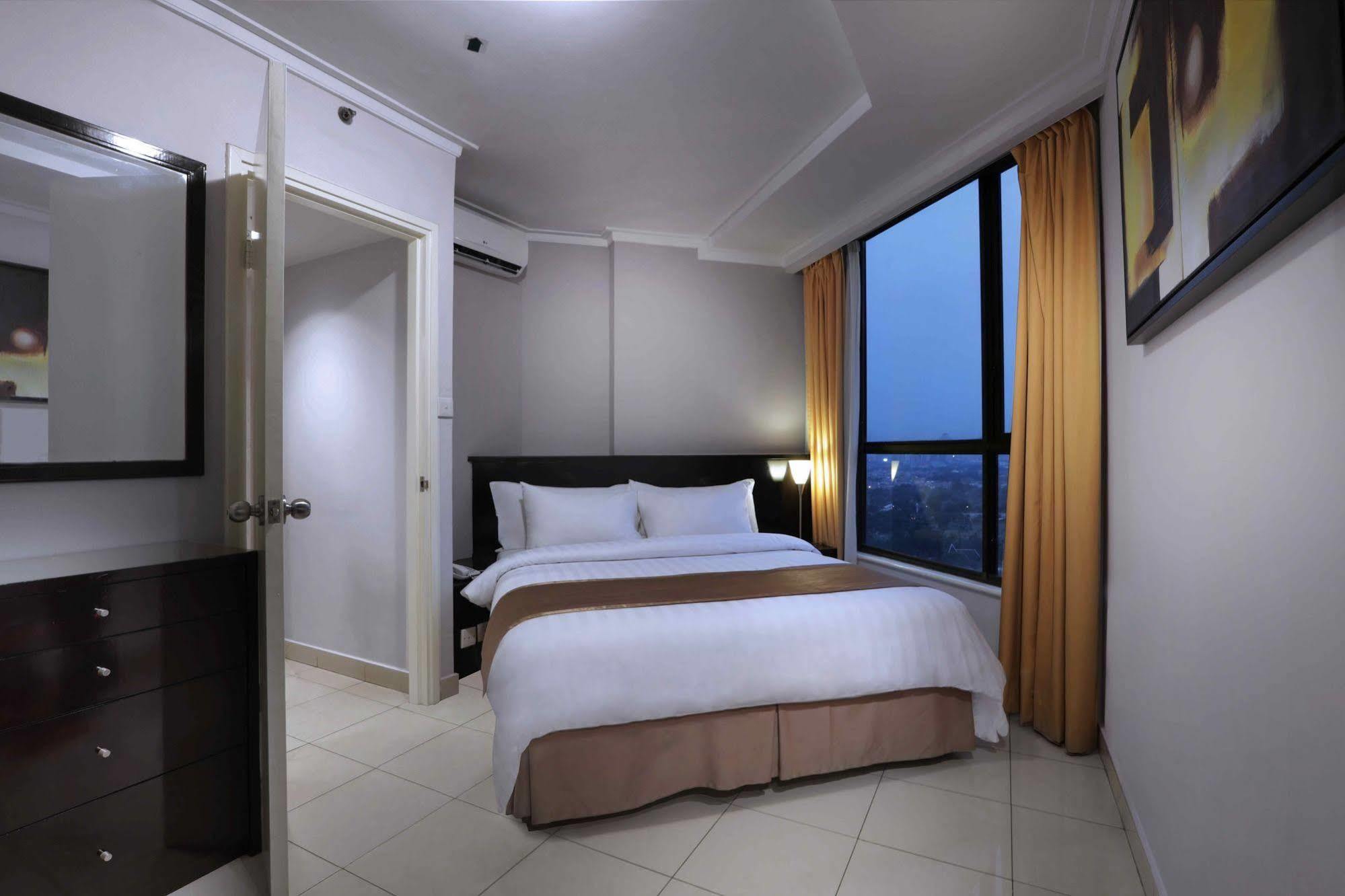 Horison Ultima Suite & Residences Rasuna Jakarta Exterior photo